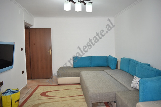 Apartament 2+1 me qera ne rrugen Sami Frasheri ne Tirane.
Ndodhet ne katin e trete te nje pallati t